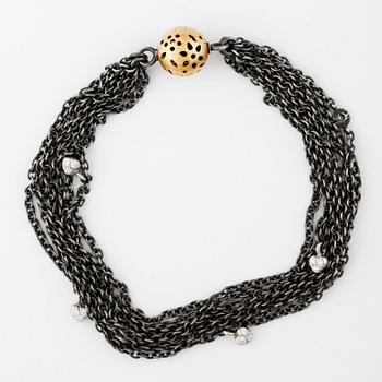 ARMBAND, Ole Lynggaard, oxiderat sterlingsilver och 18k guld och briljantslipade diamanter, lås "Blonde" i 18k guld.