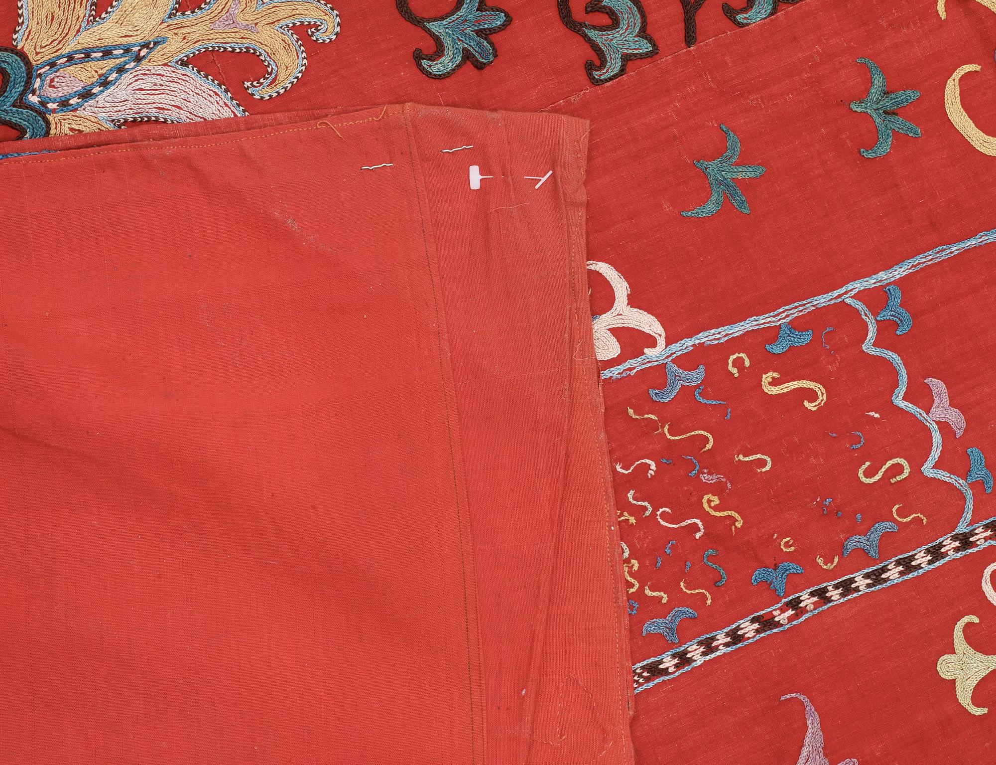 ANTIKT UZBEKISTANSKT SUZANI BRODERI. 222,5 x 165 cm.