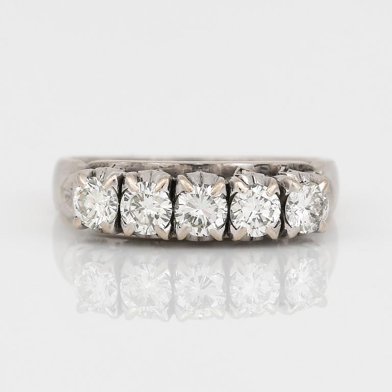 RING, 8K vitguld, med briljantslipade diamanter totalt ca 0,80 ct. Vikt ca 4g.