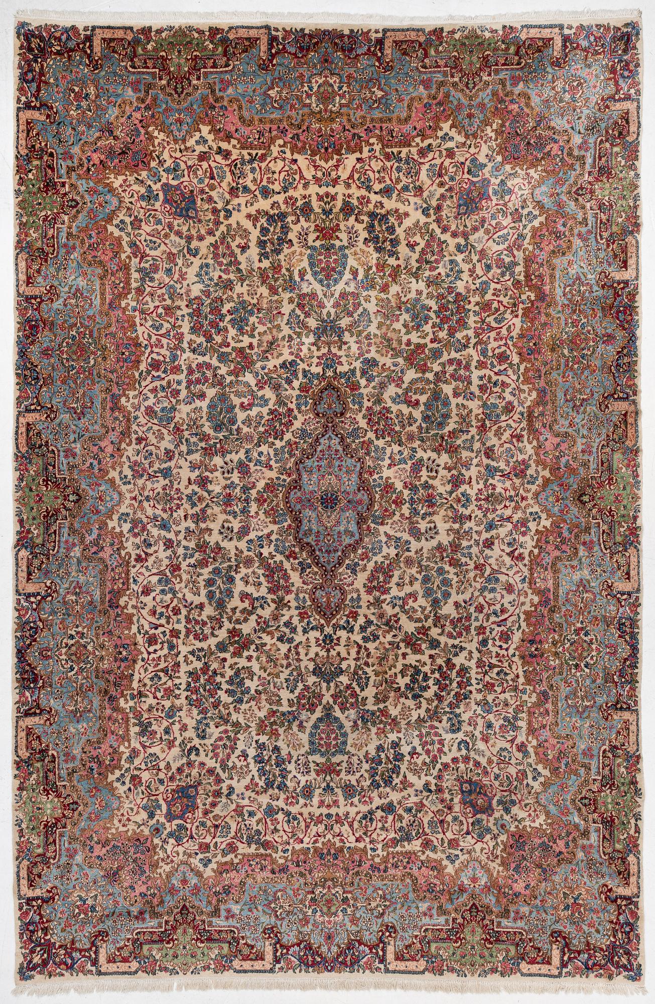 Matta, Kirman, ca 540 x 350 cm.