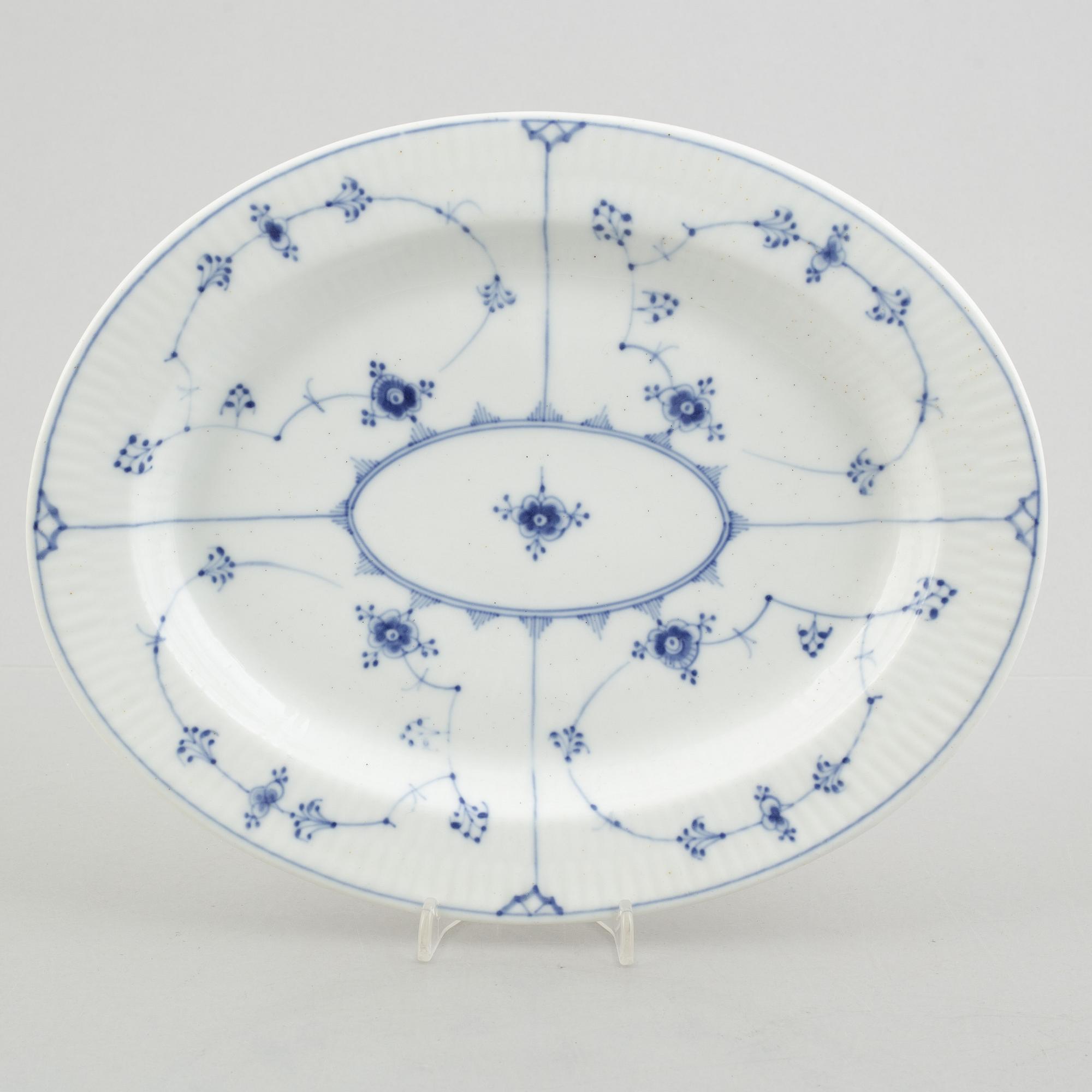 Serveringsfat, två stycken, samt sil till fiskfat, porslin, "Musselmalet", Royal Copenhagen.