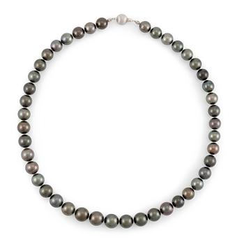 635. A necklace with cultured Tahitian pearls.