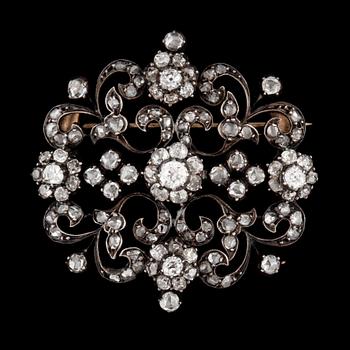 24. A old- and rose-cut diamond brooch.
