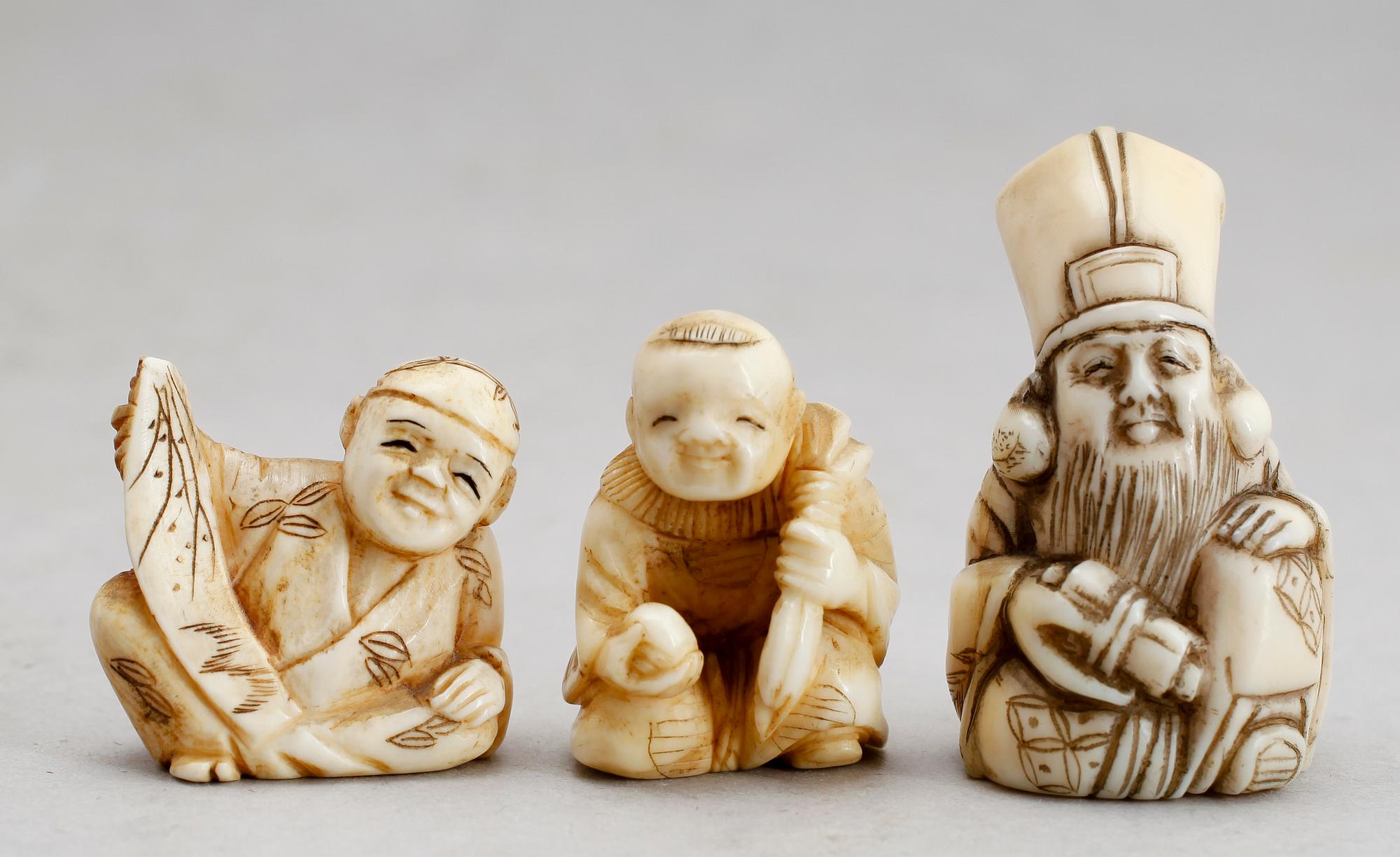 NETSUKER, 3 st, elfenben, Japan, 1800-tal.