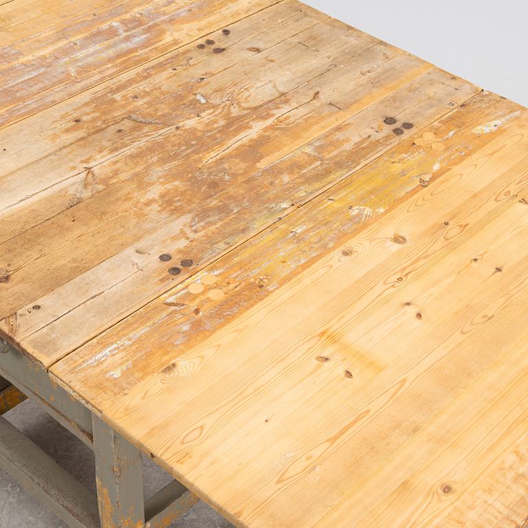 A 20th Century gate leg table.