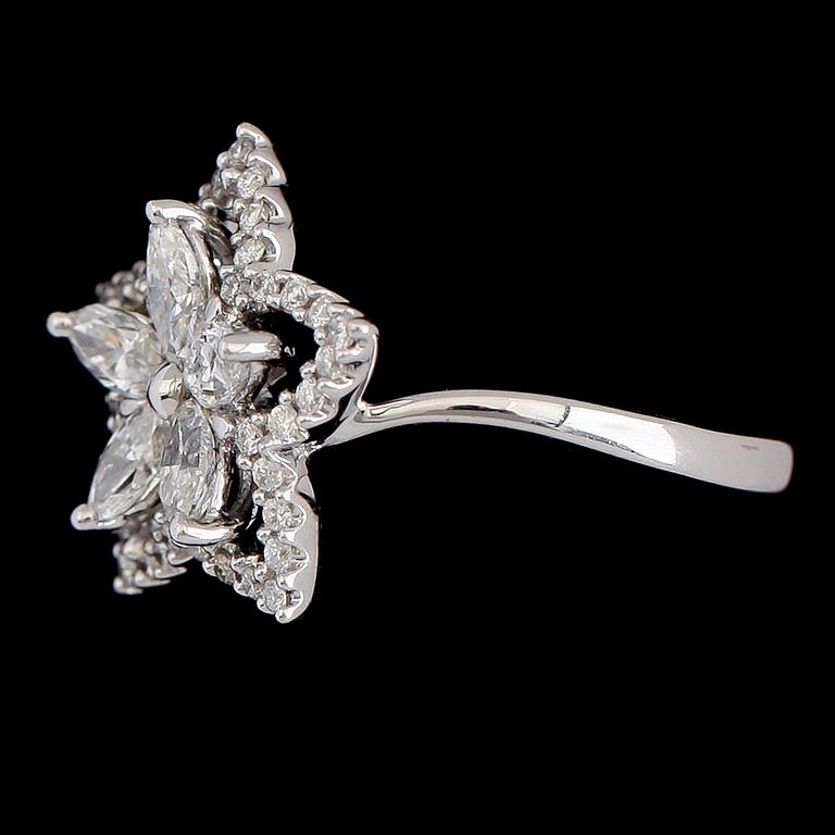 RING, 18K vitguld, diamanter tot ca 1.05 ct.