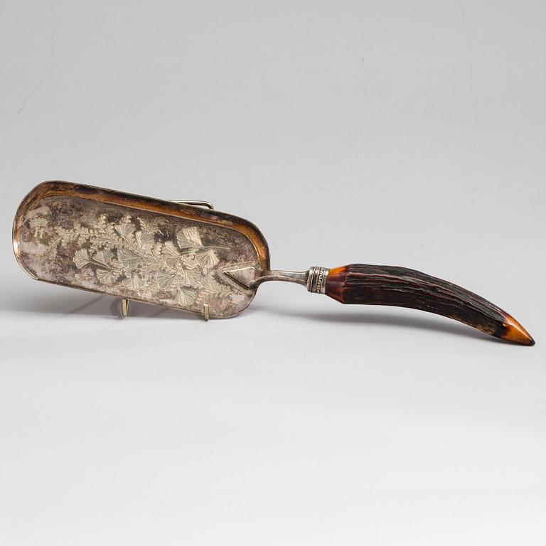 BORDSSKYFFEL, horn och försilvrad metall, 1900-talets början.