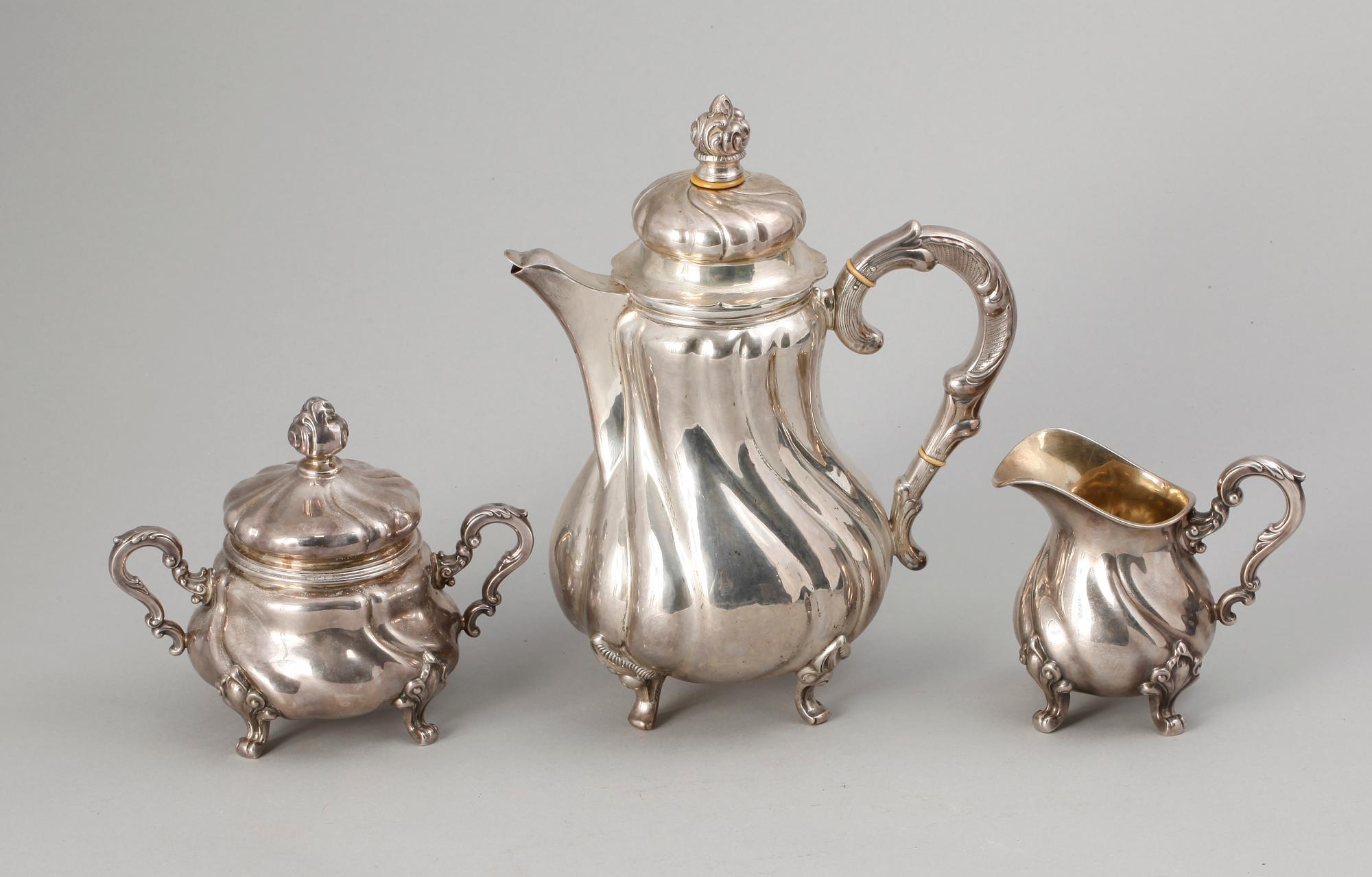 KAFFESERVIS, 3 delar, silver, rokokostil, bla Tyskland. 1900-talets första hälft. Totalvikt 640 gram.