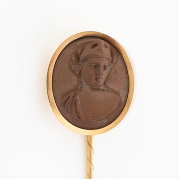 N L Dahlström & Co, kråsnål, 18K guld och lavasten camé, Örebro (verksamma 1913-1945).