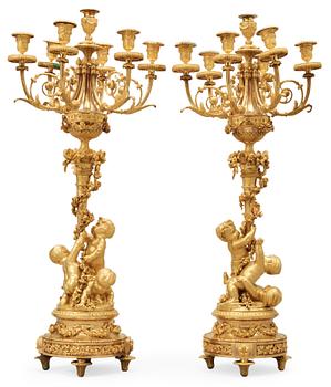 552. KANDELABRAR, för sju ljus, ett par. Louis XVI-stil, 1800-talets andra hälft.