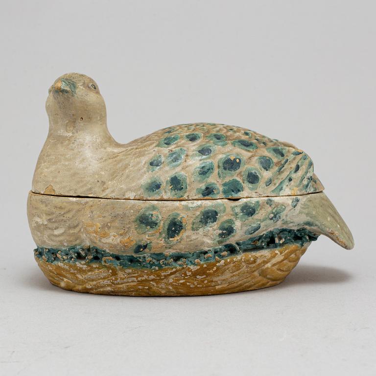 A butter ceramic hen, circa 1900.