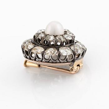 A silver and gold brooch, with cushion-cut diamonds and a pearl.