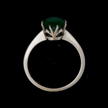 RING, 18K vitguld med syntetisk grön sten. Stockholm 1948. Vikt ca 3 gram.