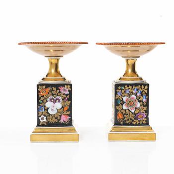 A pair of porcelain table decorations/tazzas, Russia, 19th Century.