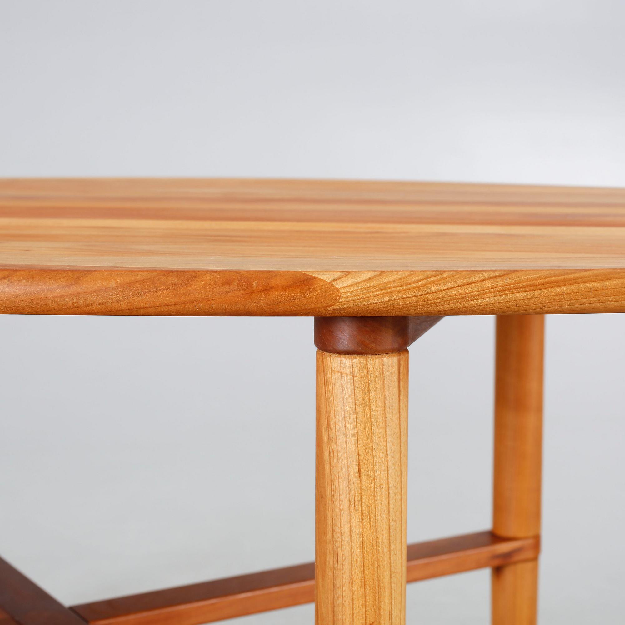 A coffee table named "Opus 9", designed Søren Nissen och Ebbe Gehl and made in the 21th century.