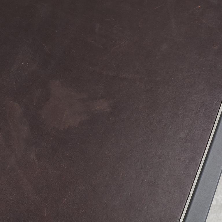 Jonas Bohlin, a dining table.