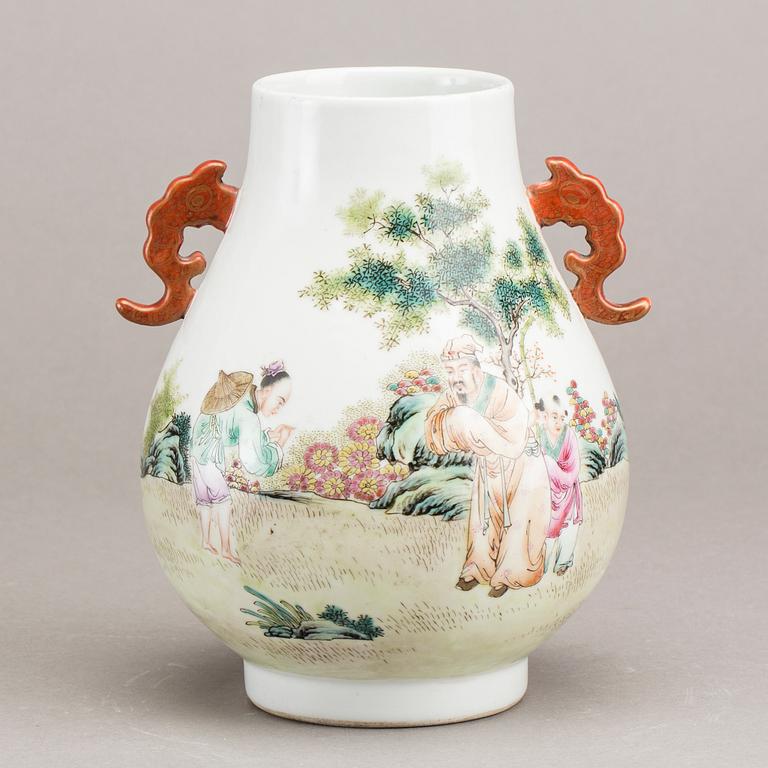 A CHINESE PORCELAIN VASE, SECOND HALF OF 20TH CENTURY.