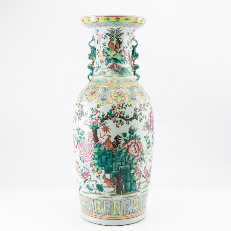 A Chinese famille rose vase, late Qing dynasty/early 20th century.