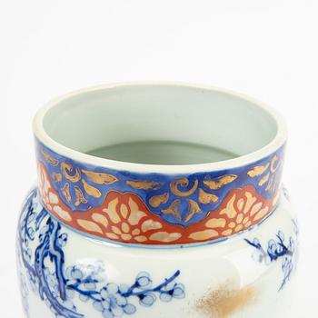Vase, porcelain. Japan, early 20th century.