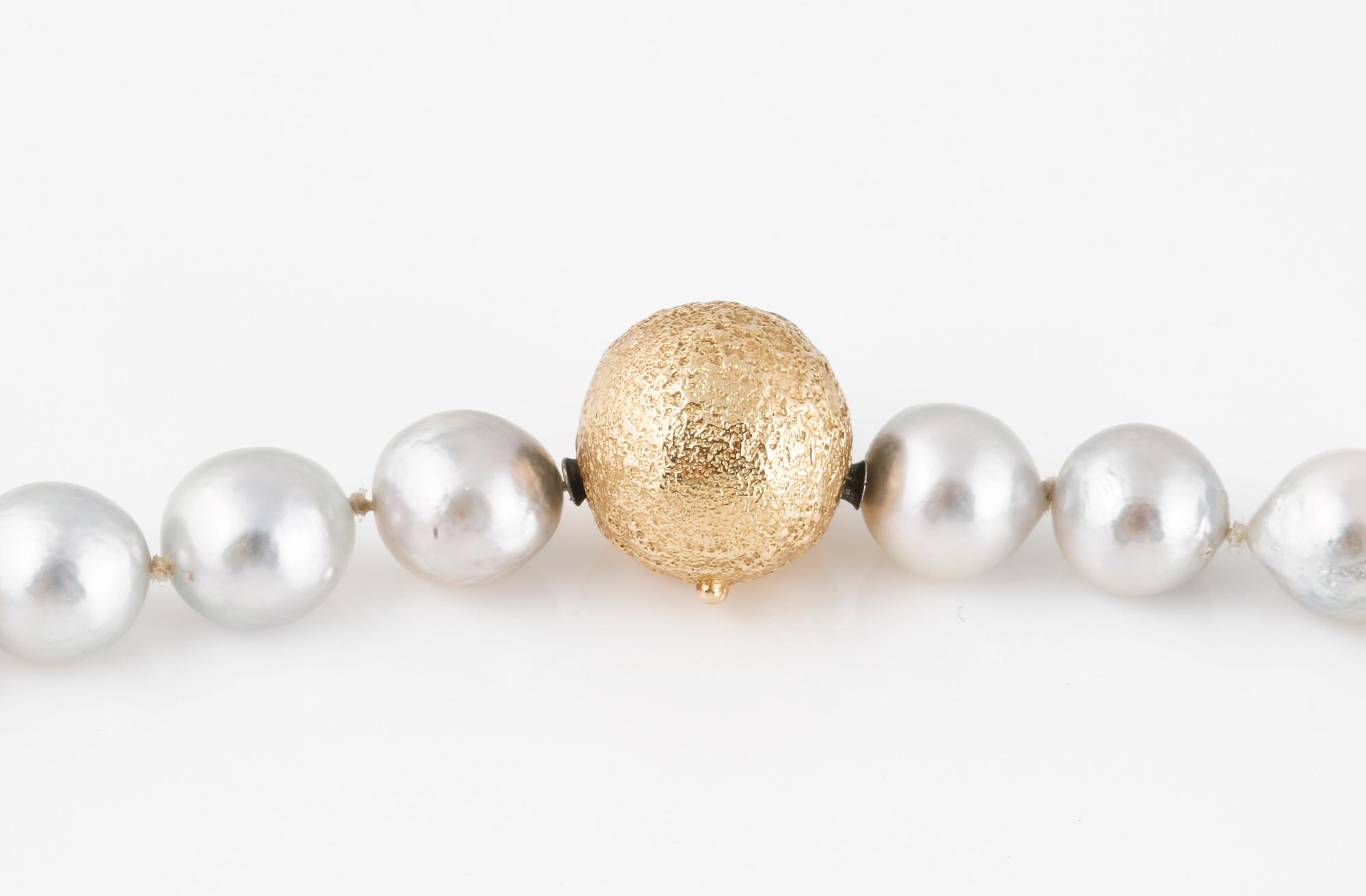 COLLIER, odlade pärlor med lås i 14K guld, Ole Lynggaard, Danmark. Vikt 47,6 gram.