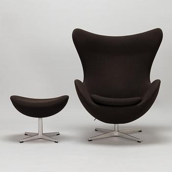 Arne Jacobsen, fåtölj med fotpall "Ägget" för Fritz Hansen 2011.