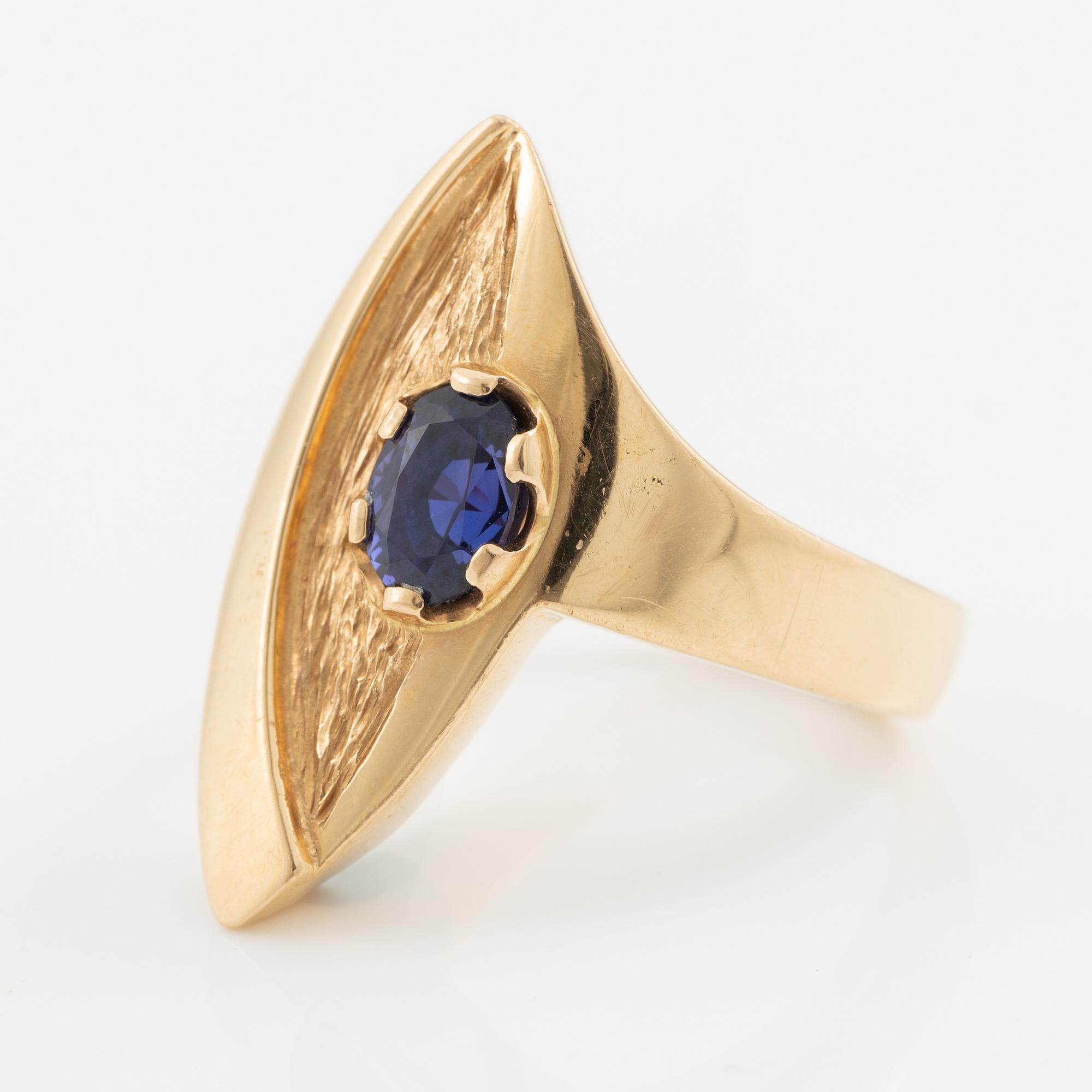 Ring 18K gold with blue-purple stone.