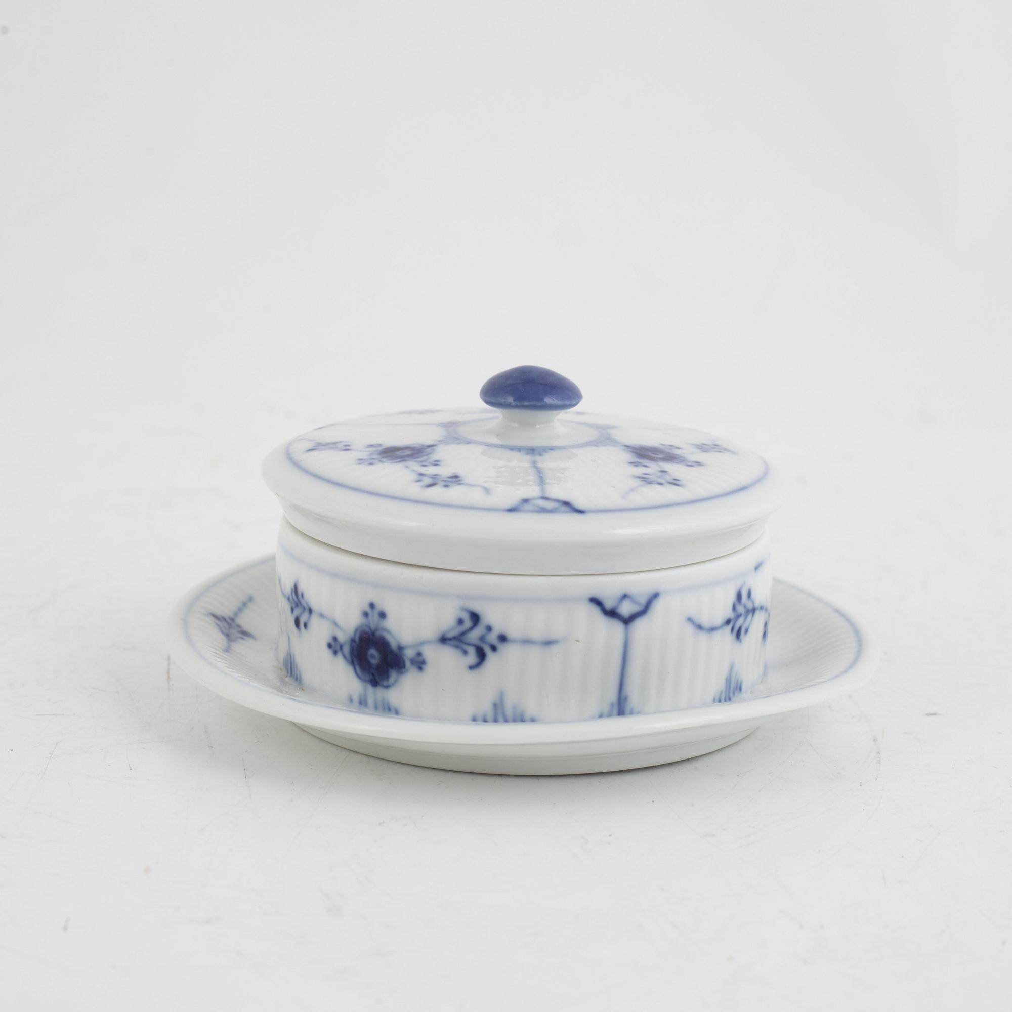 Royal Copenhagen, a 14-piece porcelain tea service, 'Musselmalet', Denmark.