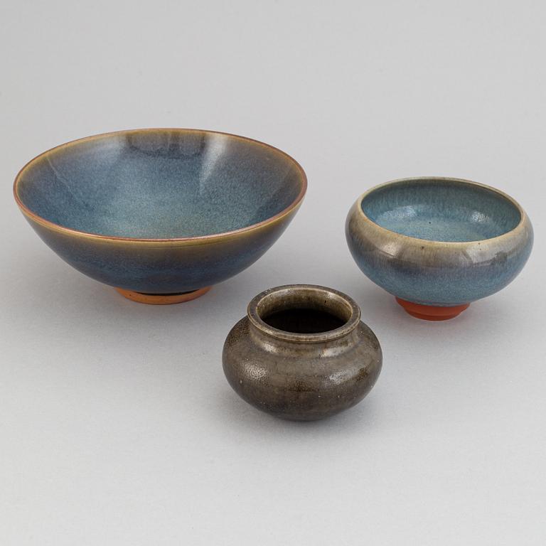 Rolf Palm, a set of two stoneware vases and three stoneware bowls.