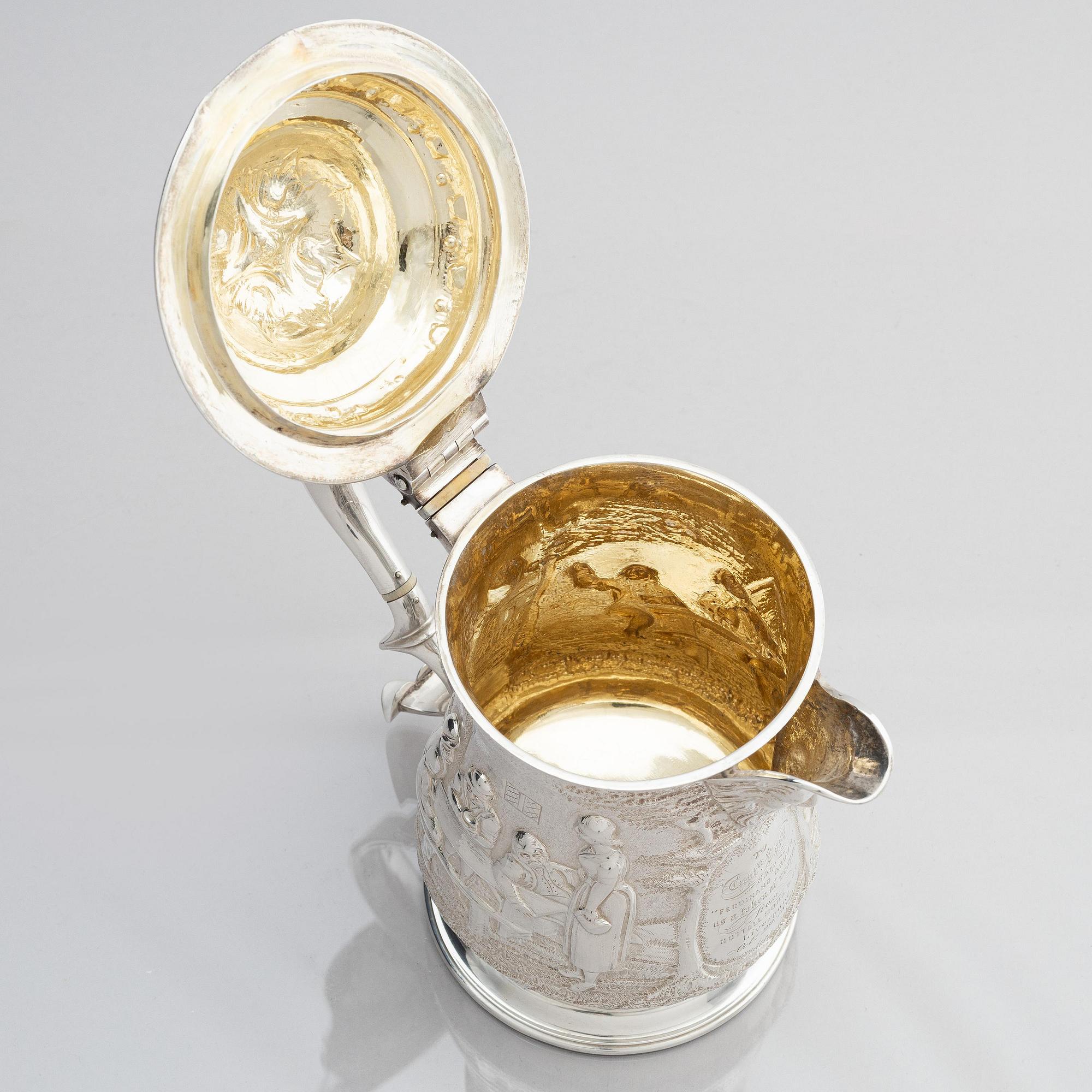 Richard Gurney & Co, dryckeskanna/presentationstrofé med lock, silver, London 1752.