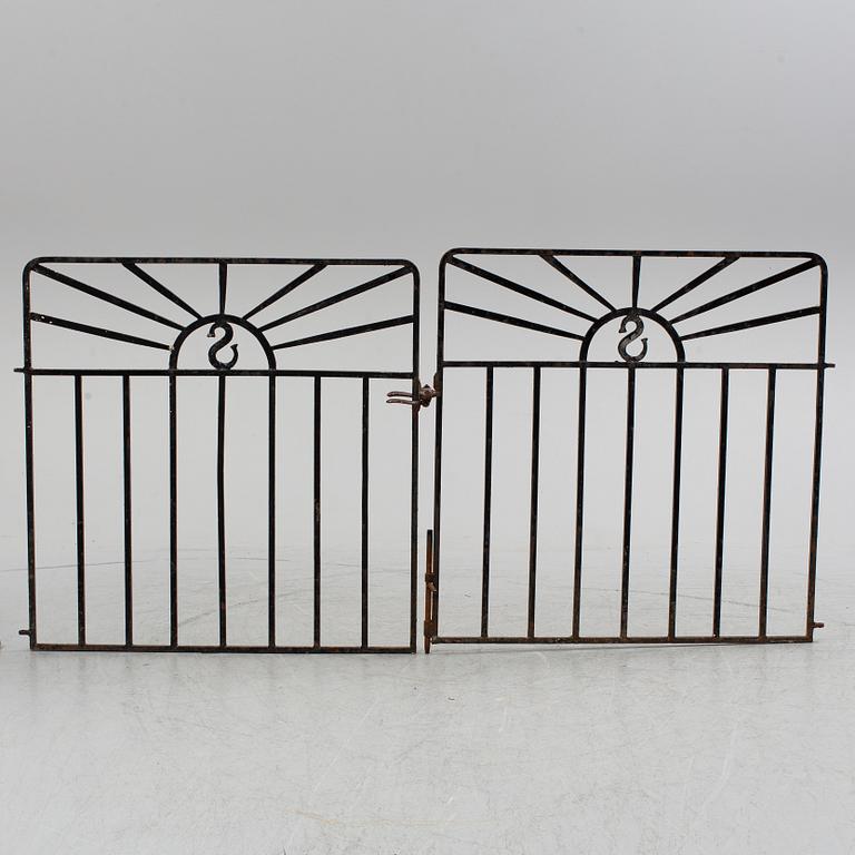 GRINDAR, ett par, smidesjärn, tidigt 1900-tal.