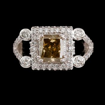 RING, 9 k guld, diamant ca 1.88 ct, briljantslipade diamanter tot ca 1.00 ct.