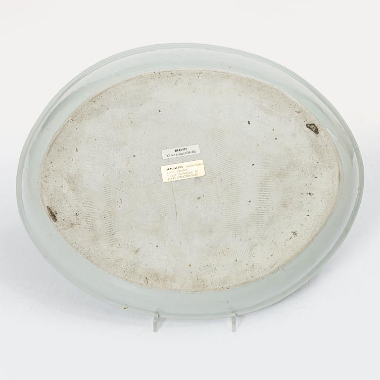 A blue and white export porcelain dish, China, Qianlong (1736-95).