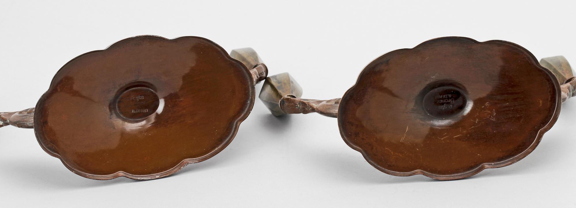 LJUSSTAKAR, ett par, brons, Danmark, 1900-talets början.