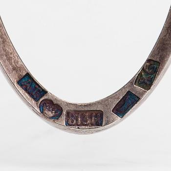 Oskar Pihl, Lucia kaulakoru/risti, 2-osainen, hopeaa ja sitriini. Tillander, Helsinki 1951.