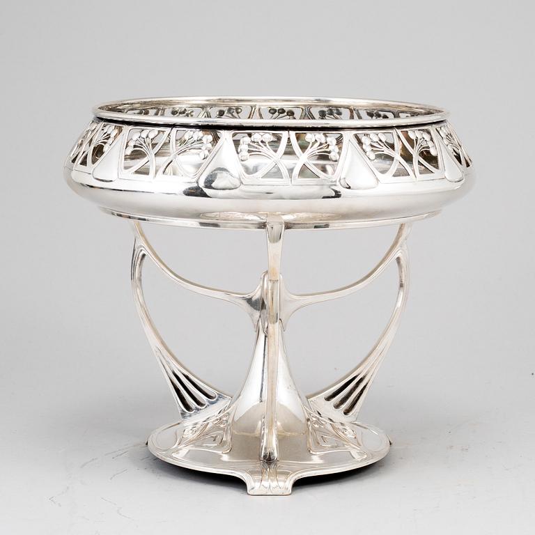 WÜRTTEMBERGISCHE METALLWARENFABRIK, a silver plated centerpiece, early 1900's.