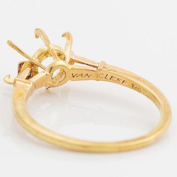 An 18K gold ring set with a round brilliant-cut diamond weight 3.30 cts quality E vs2.