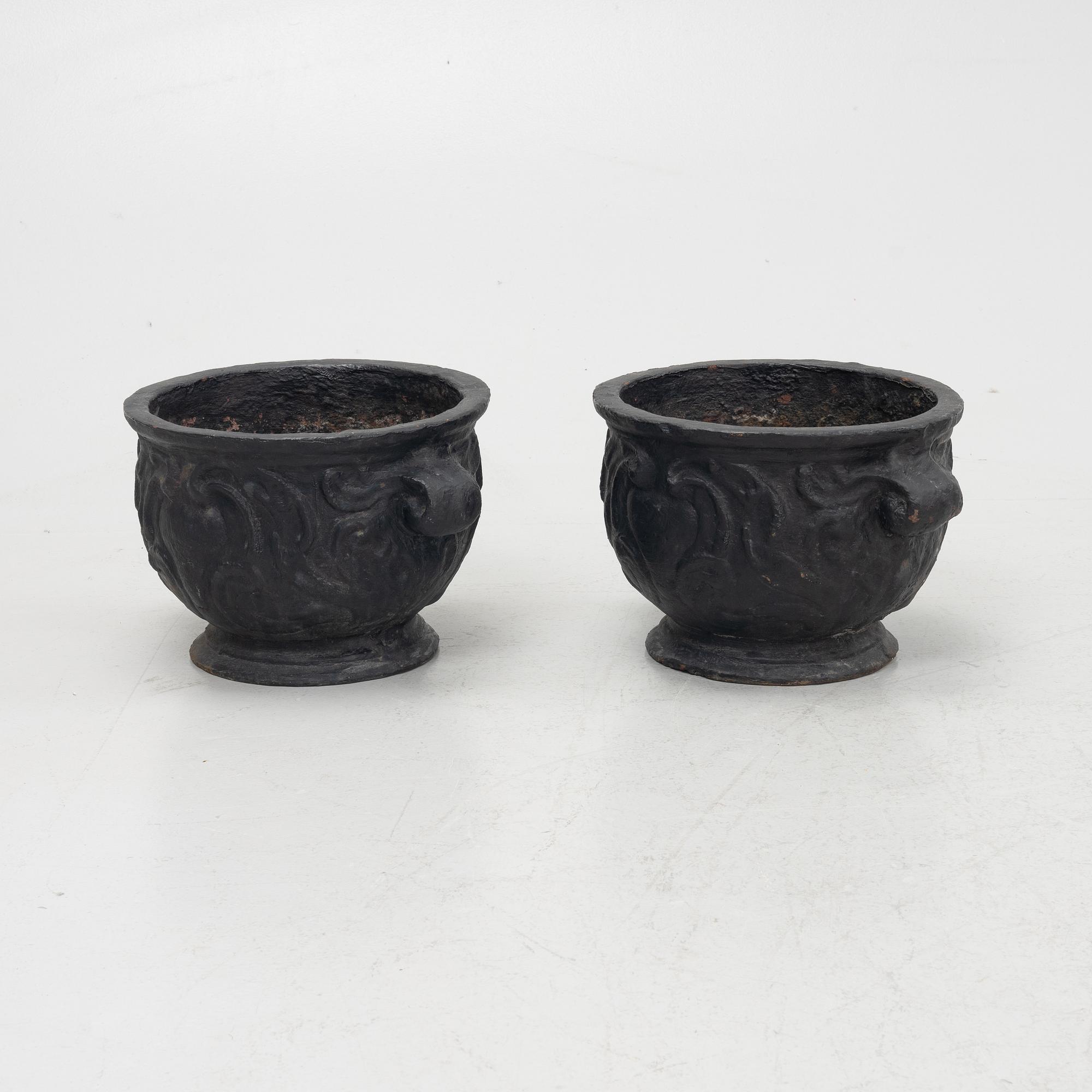 A pair of cast iron garden urns, 'Barockurnan', Näfvqvarns Bruk, Sweden, 20th century.