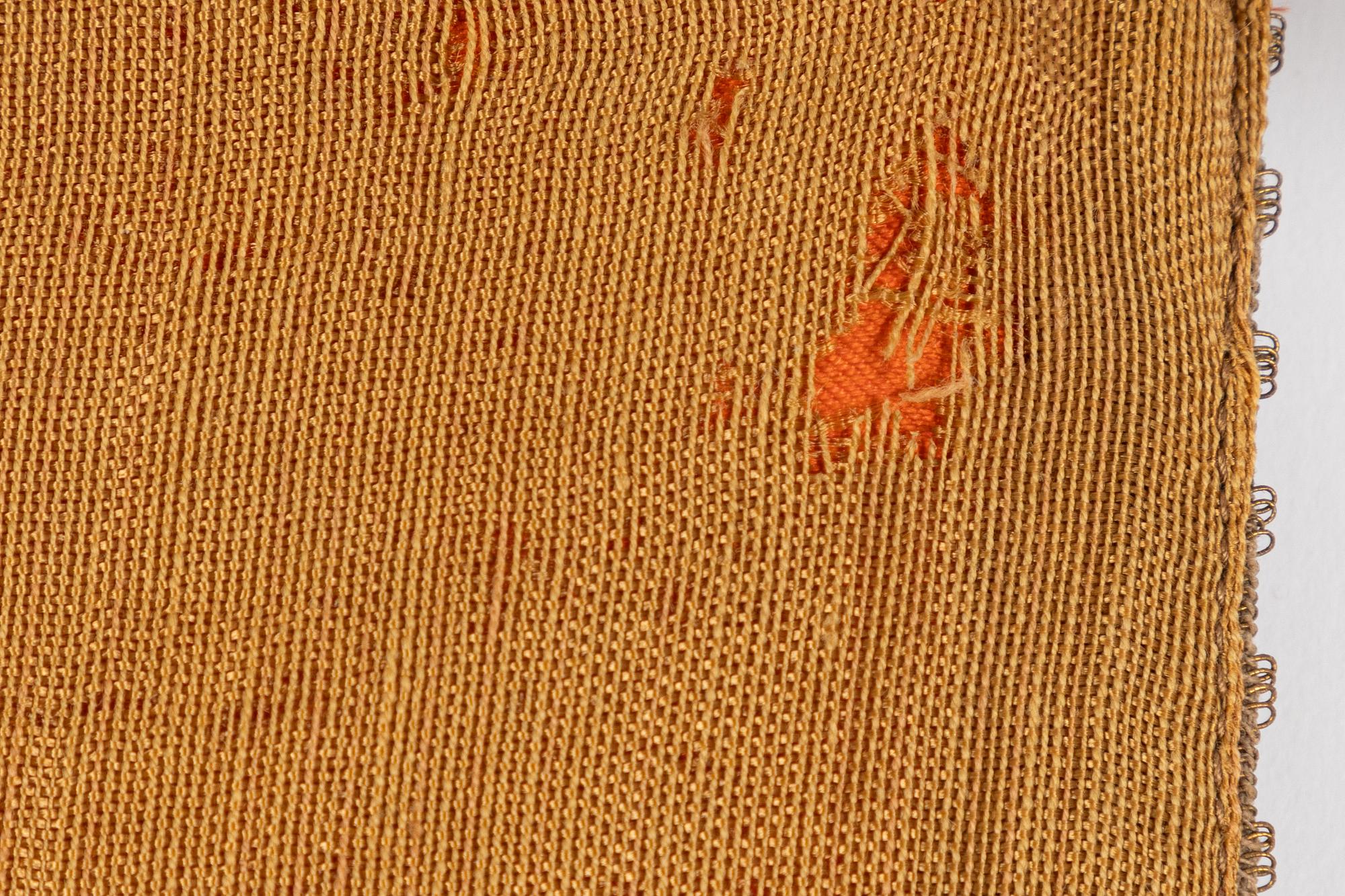 Textil, broderat siden. Sen Qingdynasti/tidigt 1900-tal.