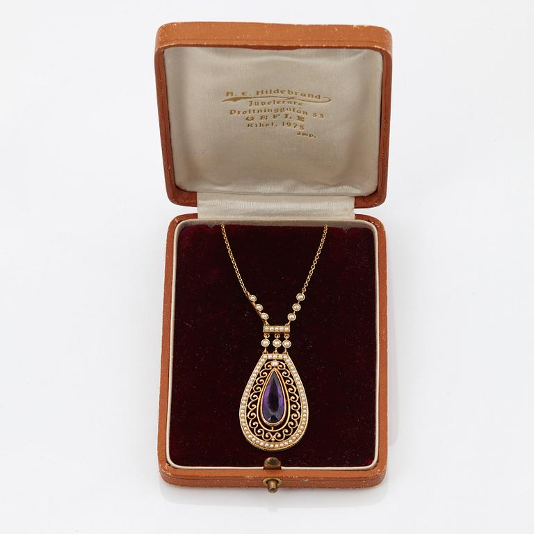 A 14K gold necklace set with a faceted amethyst and pearls.