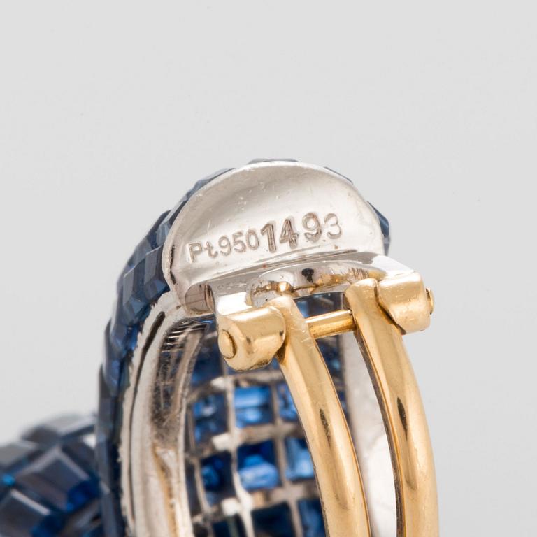 Ett par örhängen med carréslipade safirer 14.93 ct enligt gravyr platina och 18K guld.