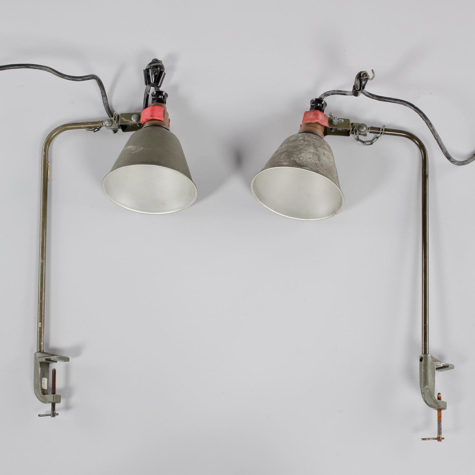 ARMÉLAMPOR, ett par, 1900-talets andra hälft.