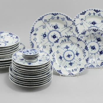 SERVISDELAR, 29st, porslin, "Musselmalet", Royal Copenhagen, 1900-talets andra hälft.