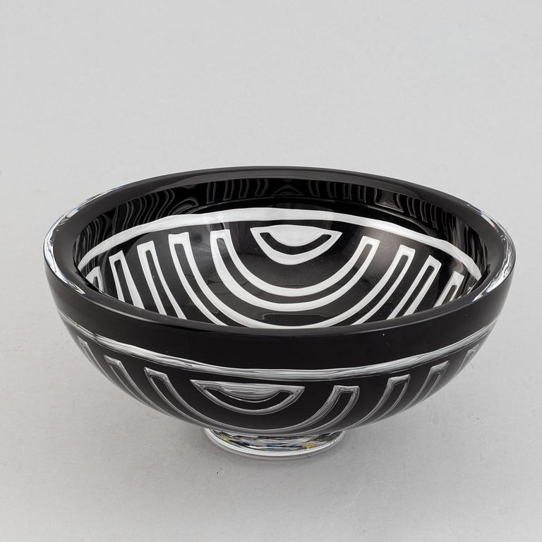 Lars Hellsten, a glass bowl, Orrefors Gallery, 1988.