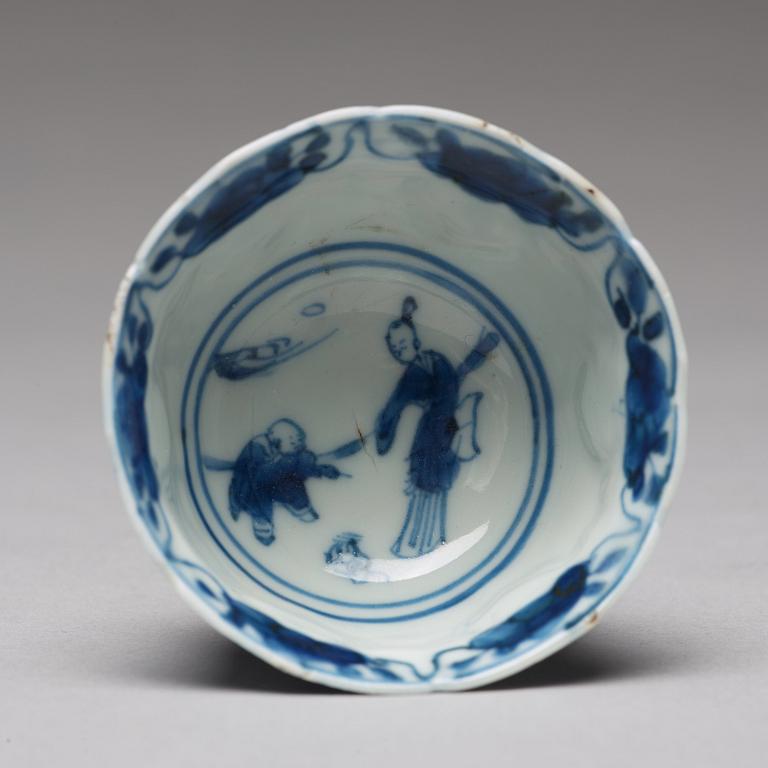 KOPPAR med FAT, fyra stycken, porslin. Qingdynastin, Kangxi (1662-1722).