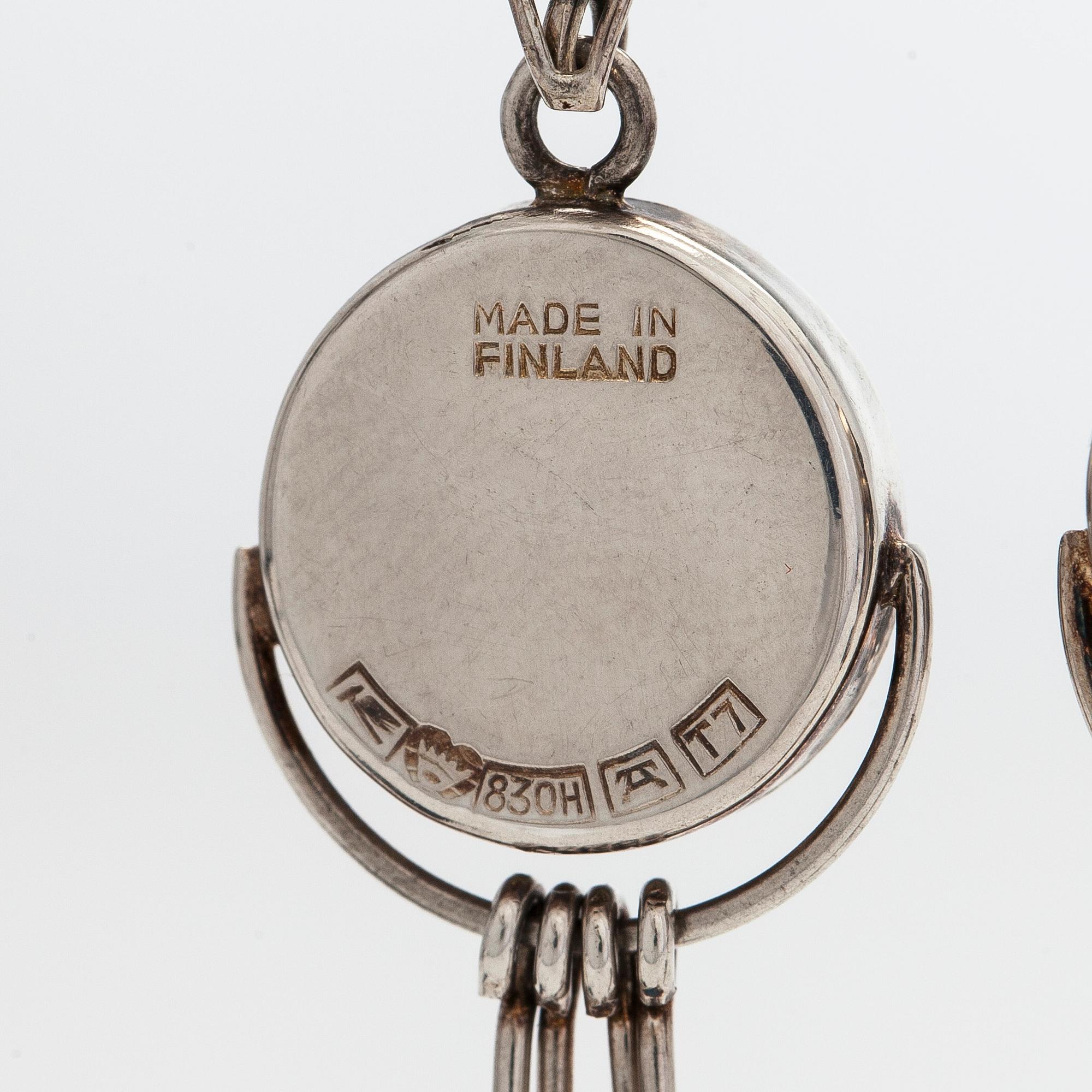 Jorma Laine, korvakorut, pyöröhiotut spektroliitit, hopeaa.