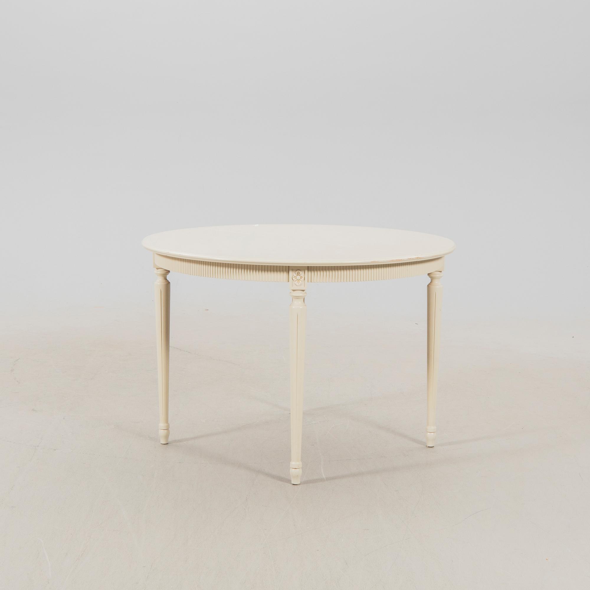 A late 20th century painted Gustavian style 5 pcs dining suit.