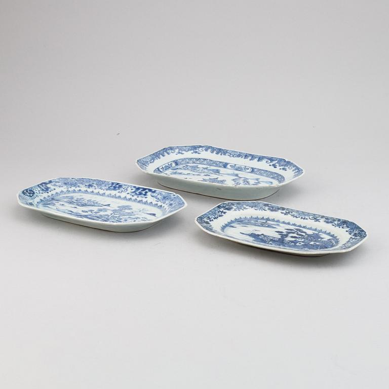 Three blue and white export porcelain serving dishes, Qing dynasty, Qianlong (1736-95).