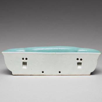 A blue and white and enamelled basin, Qing dynasty, 18th Century.