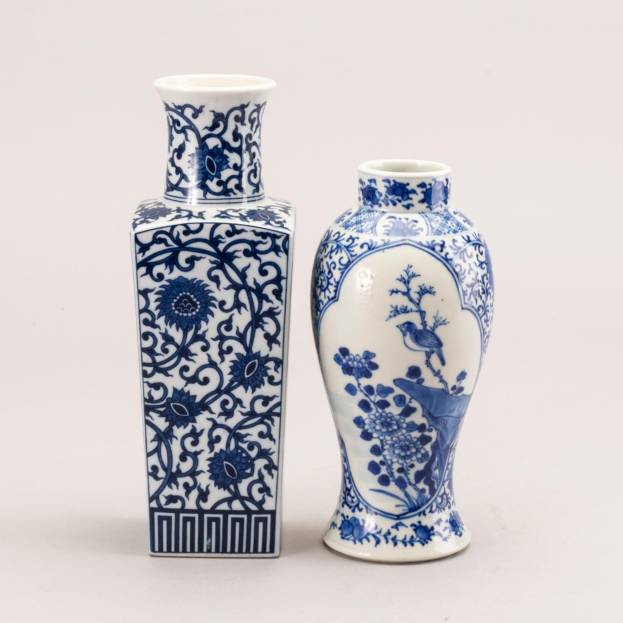 A set of two Chinese 19th/20th century porcelain vases.