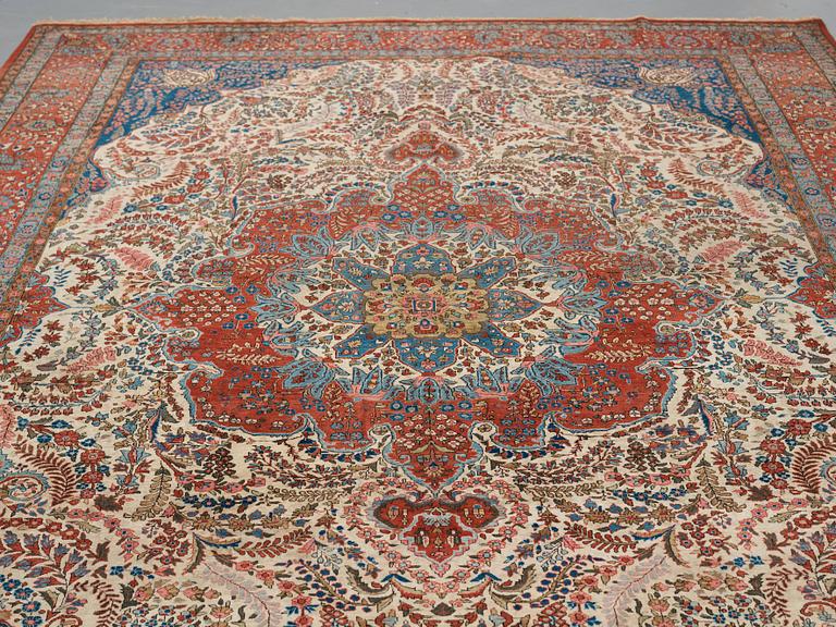 A carpet, a semi-antique Qum, ca 380,5-387,5 x 250,5-259,5 cm.